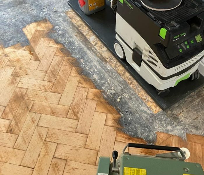 Ponçage parquet massif et vitrification à Lyon