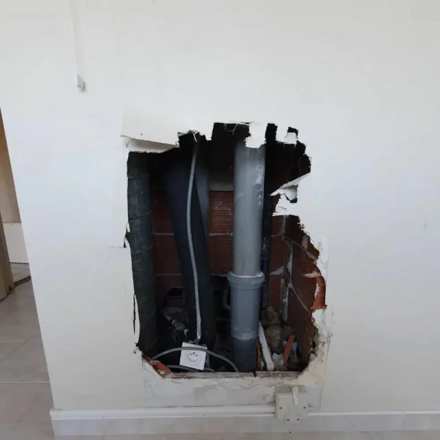 Disparition d'un trou dans 3, 2, 1. 
.
#renovation #chantier #artisan #decorator #travaux #housepainter #paysdegex