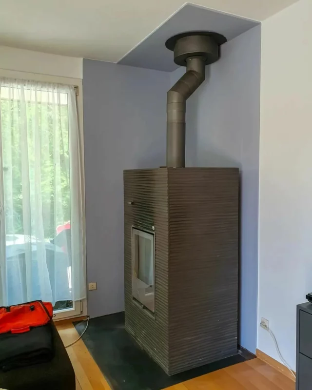 Eh oui les cheminées aussi ont le droit de s'affirmer et d'afficher leurs couleurs.
.
#peinture #renovation #chantier #artisan #decorator #travaux #housepainter